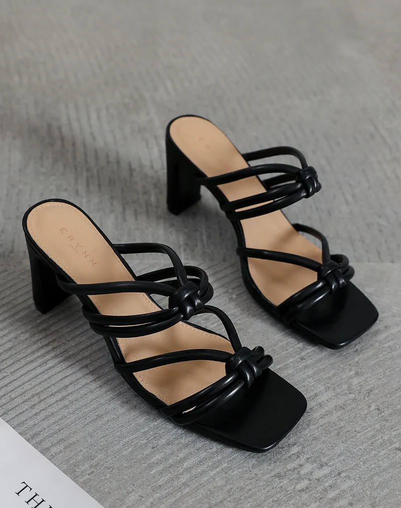 Mules à talon noires et multiples brides nouées