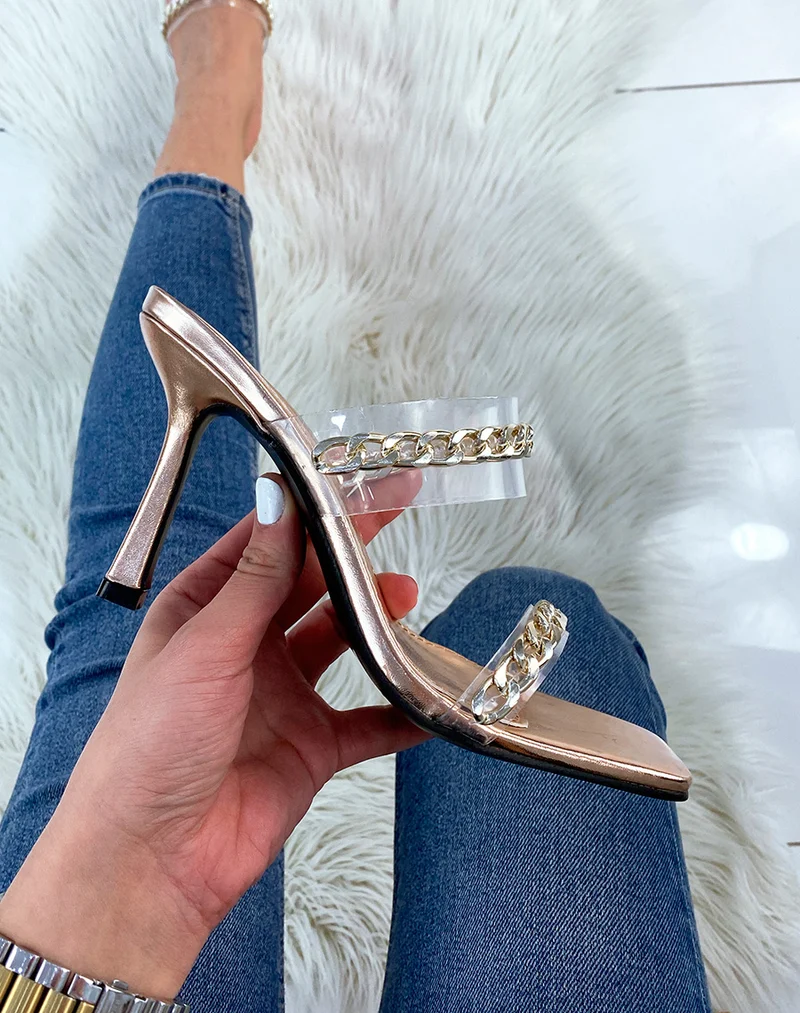 Sandales à talon rose gold à fines chaînes dorées