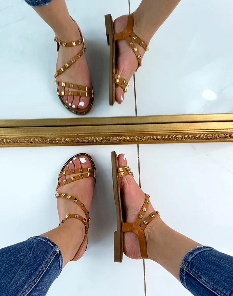 Nu-pieds camel à multiples brides cloutées