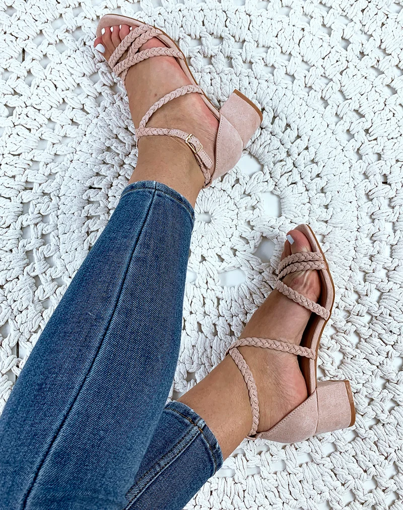 Sandales à talons roses en suédine à brides tressées