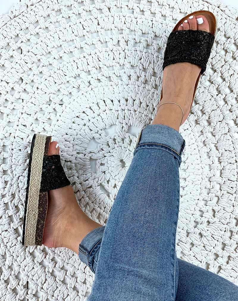 Mules en osier noires à motifs tressés et à plateforme