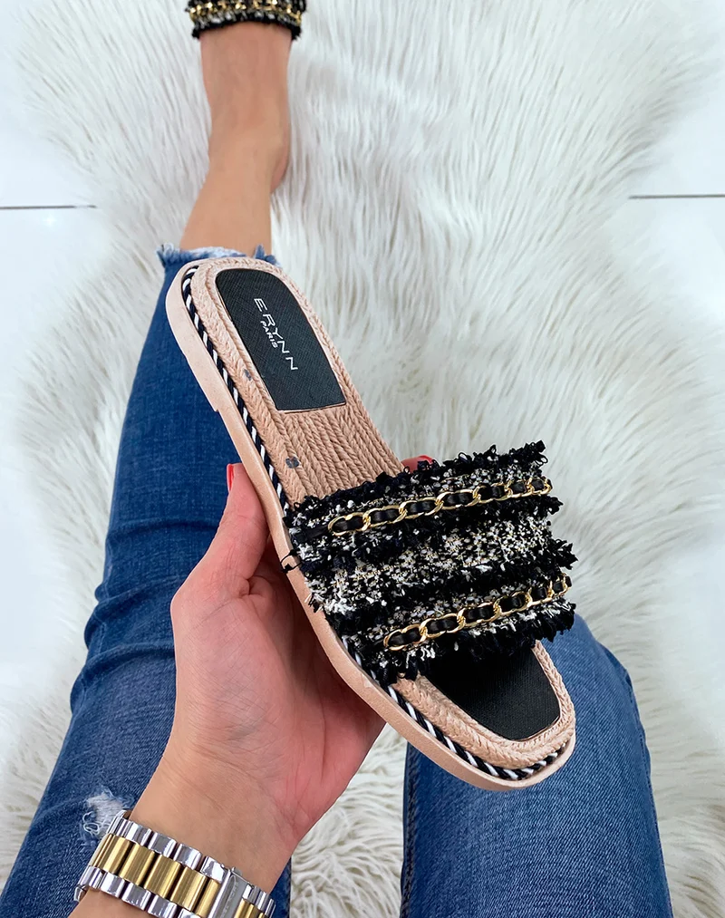 Mules plates noires à multiples détails et fine chaîne dorée