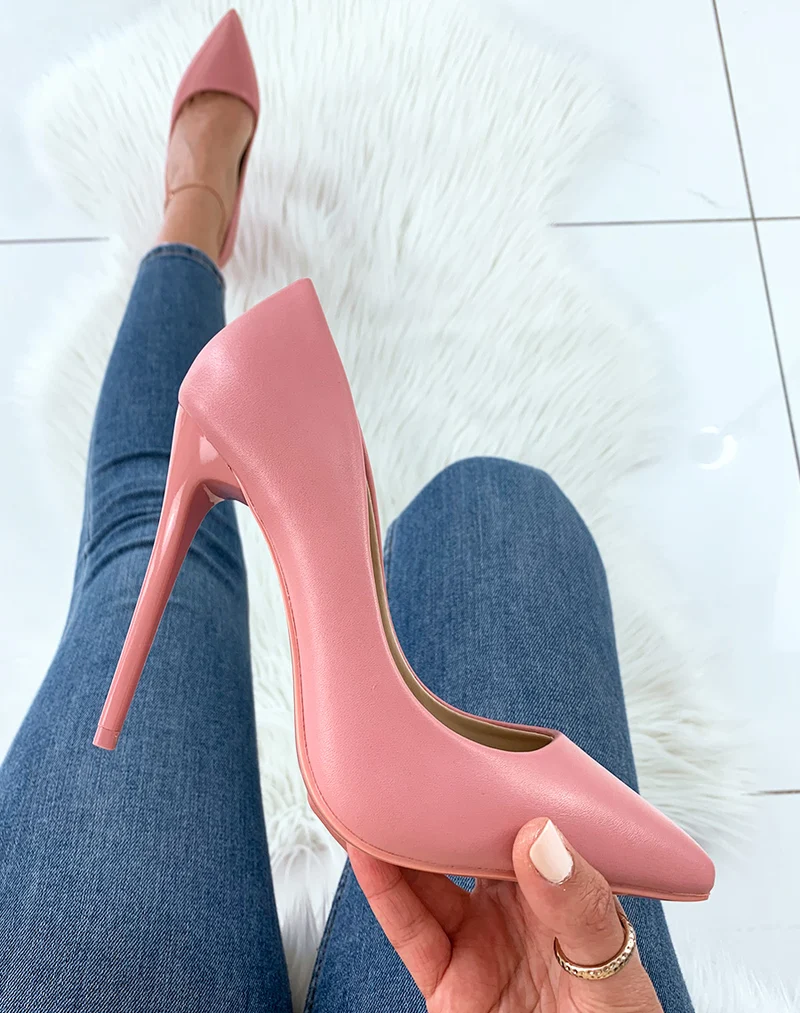 Escarpins roses à talons aiguilles
