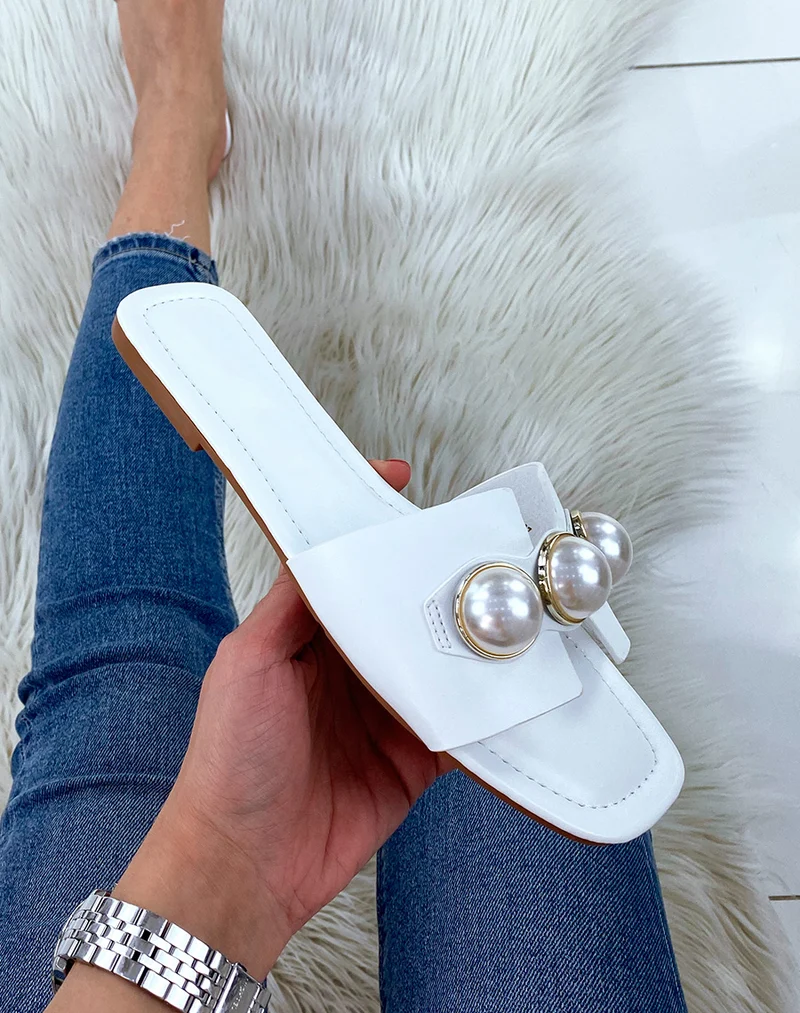 Mules plates blanches perlées