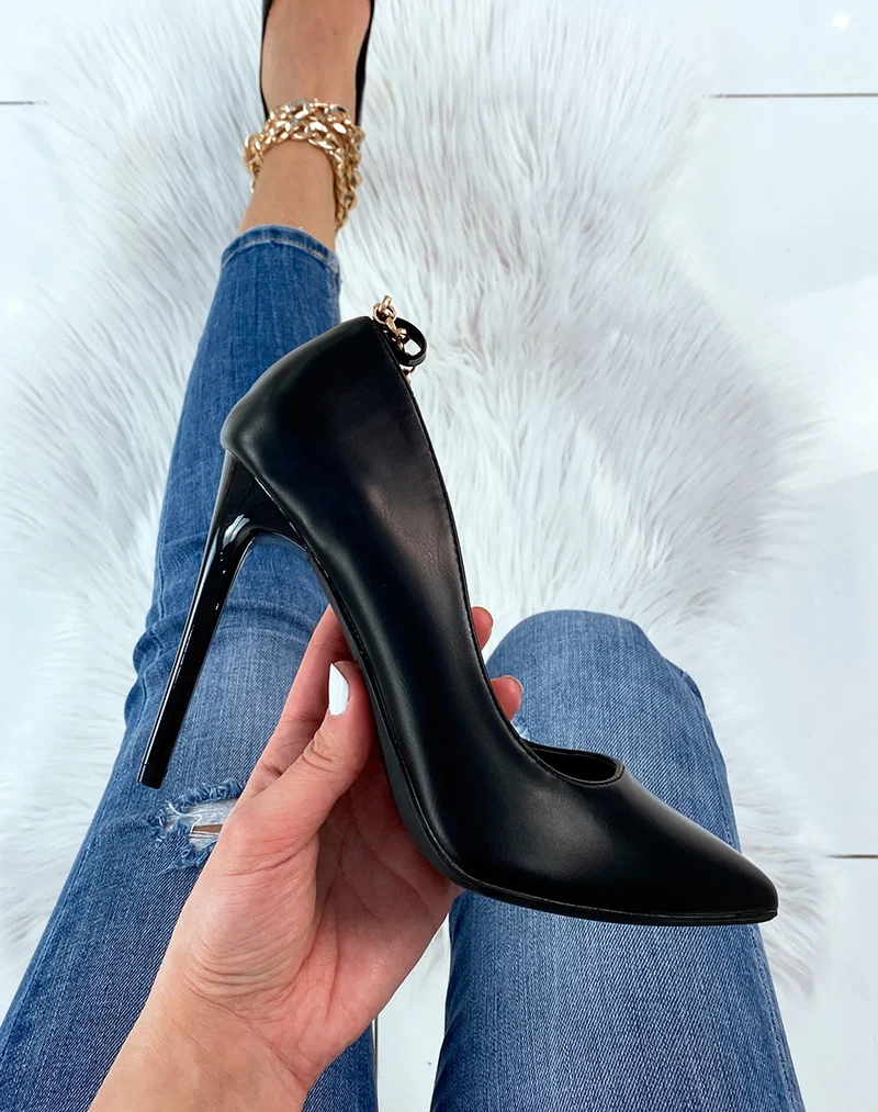 Escarpin noir à talon et chaîne dorée