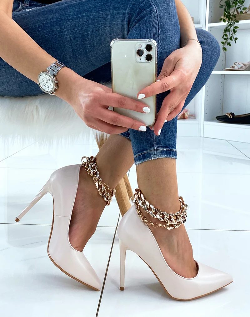 Escarpin beige à talon et chaîne dorée