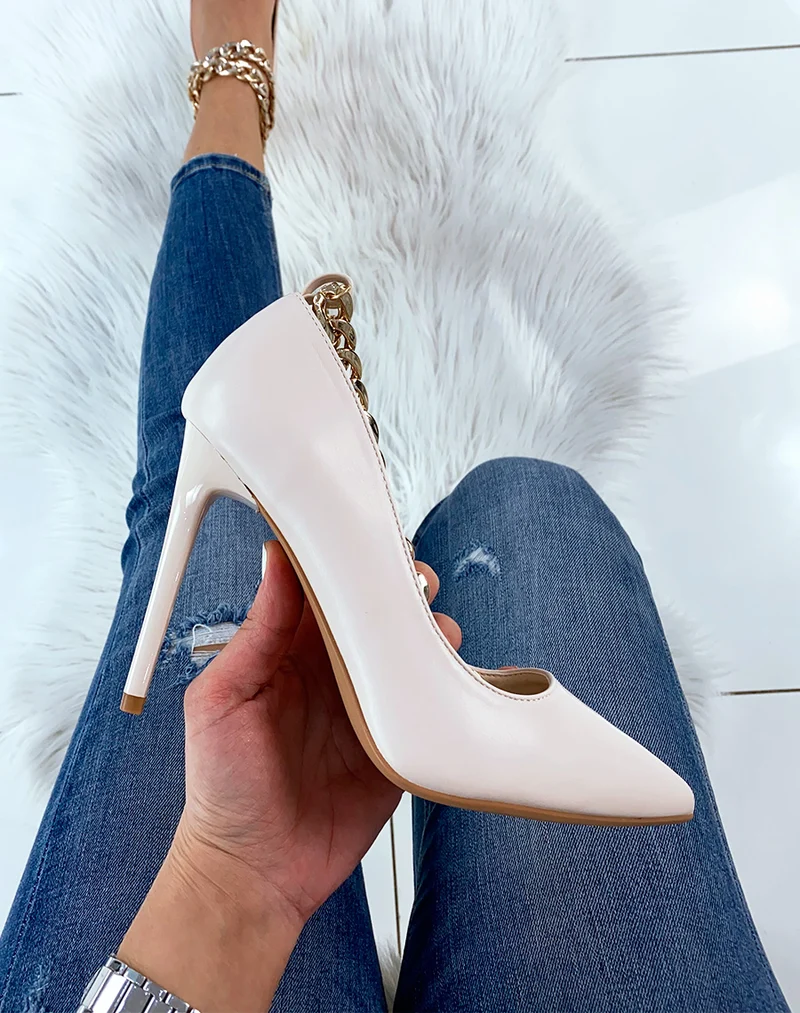 Escarpin beige à talon et chaîne dorée