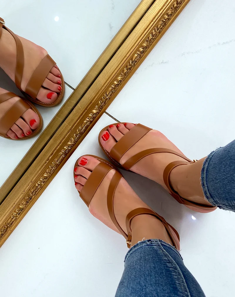 Nu-pieds camel à brides asymétriques