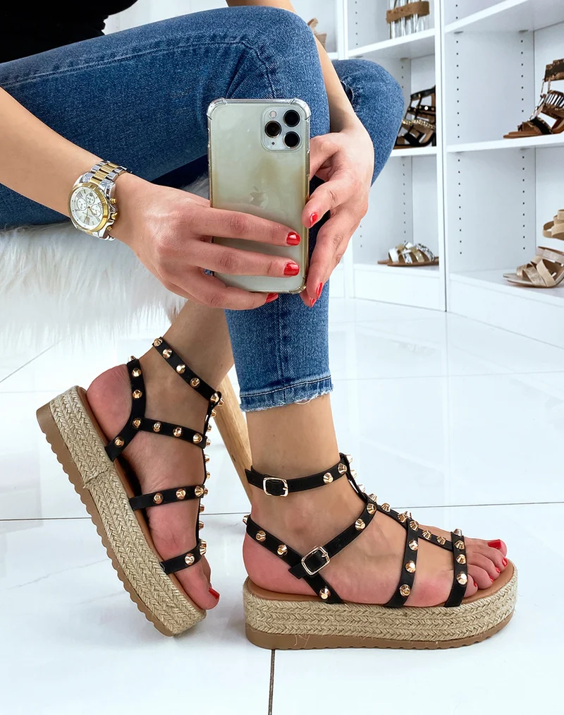 Nu-pieds compensés noirs cloutés
