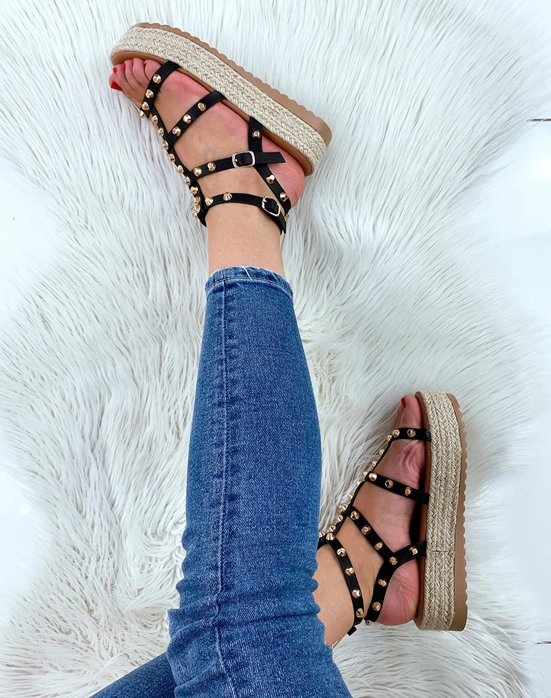 Nu-pieds compensés noirs cloutés