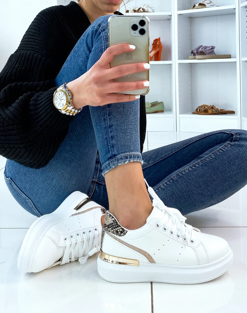 Baskets blanches à détails en python et dorés