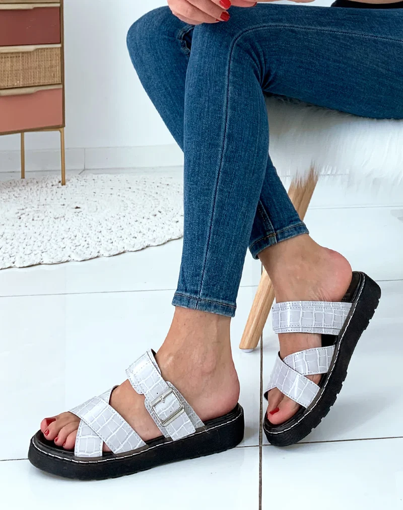 Nu-pied grises à boucles effet croco