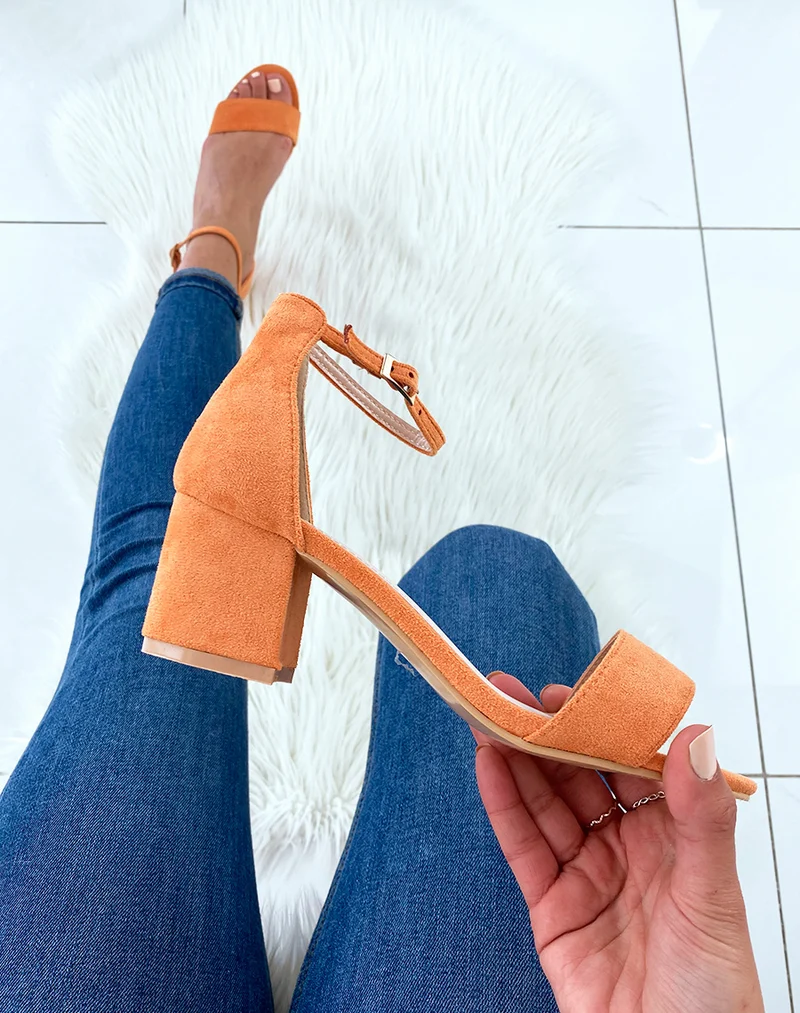 Sandales orange en suédine à talon carré