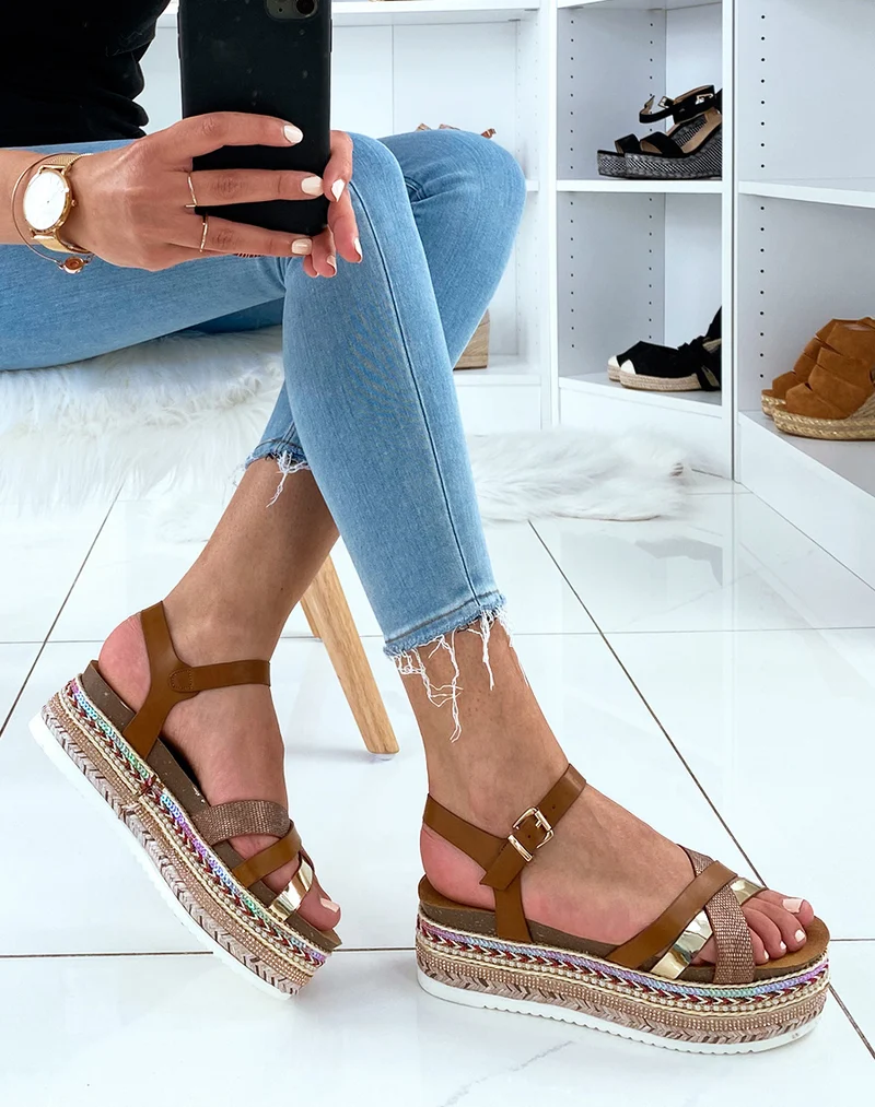 Nu-pieds marrons à semelles compensées fantaisies et multiples brides