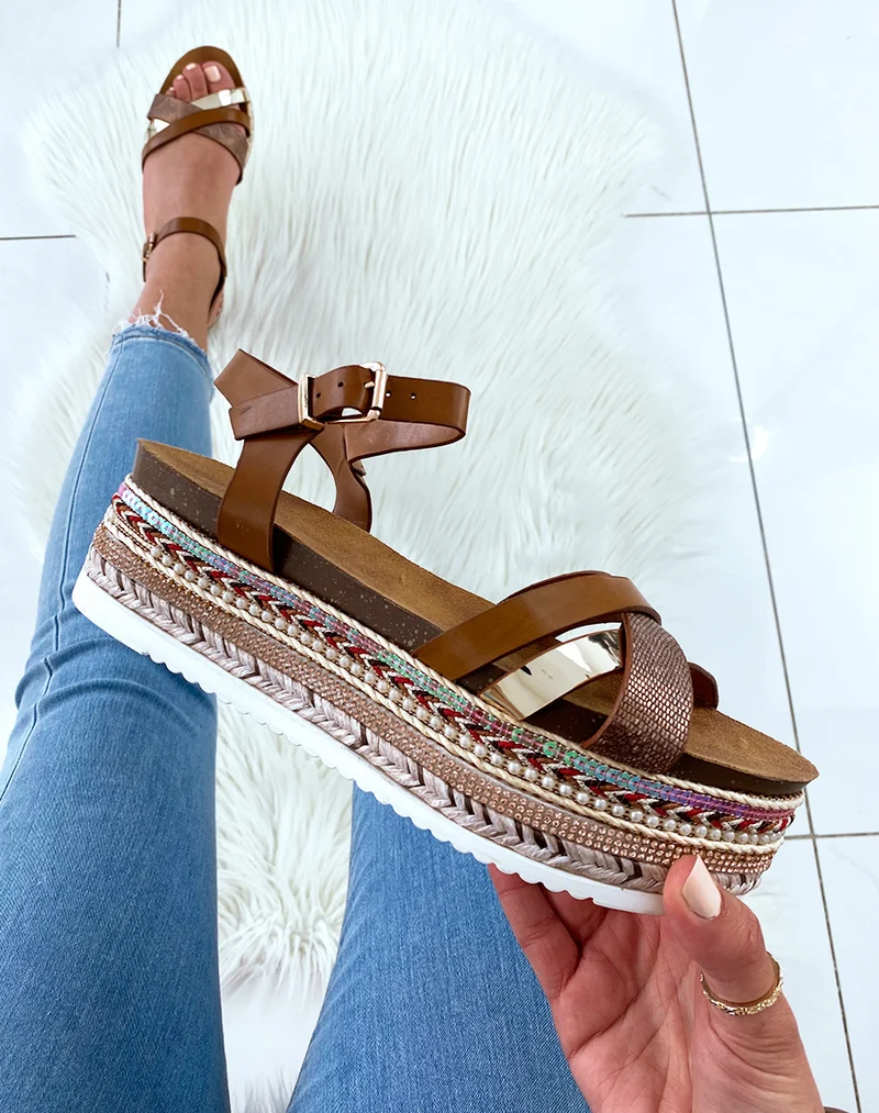 Nu-pieds marrons à semelles compensées fantaisies et multiples brides