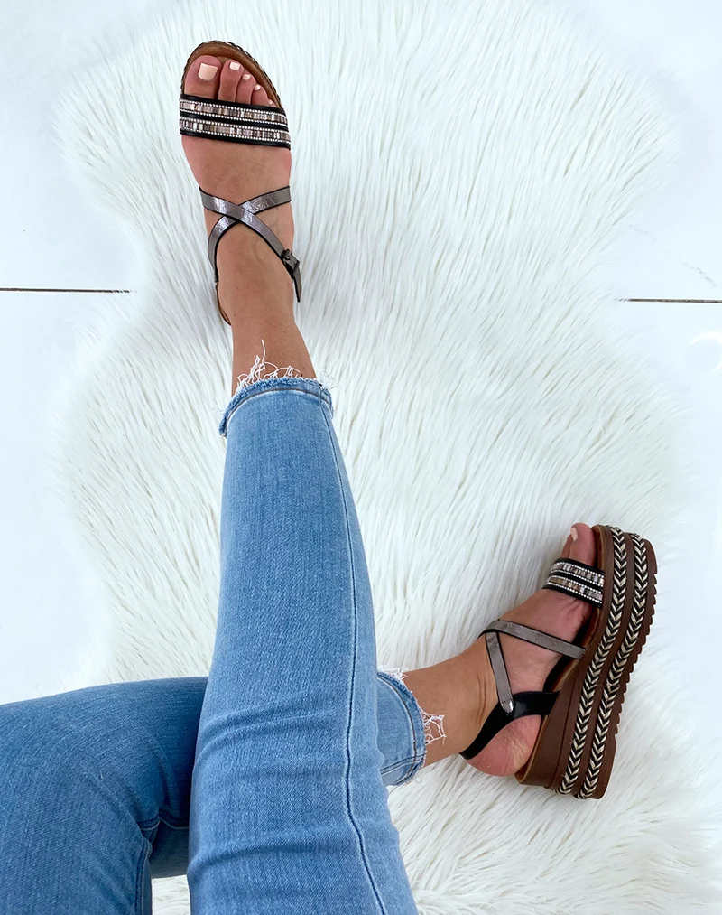 Sandales noires à talons compensées et multiples brides fantaisies