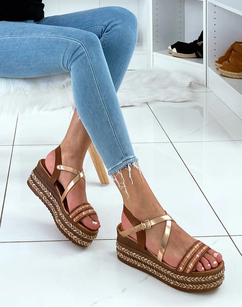 Sandales camel à talons compensées et multiples brides fantaisies