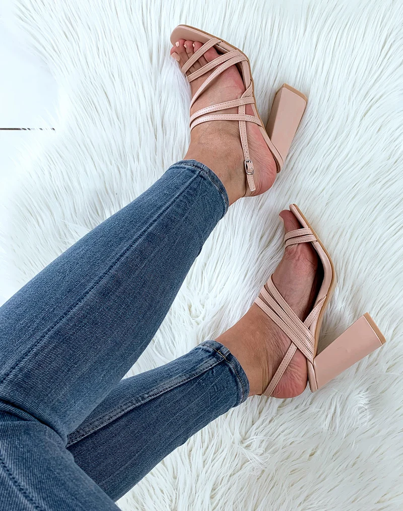 Sandales roses nude à multiples lanières et à talons carrés