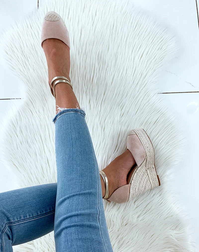 Espadrilles beiges en suédine et doré à talons compensés