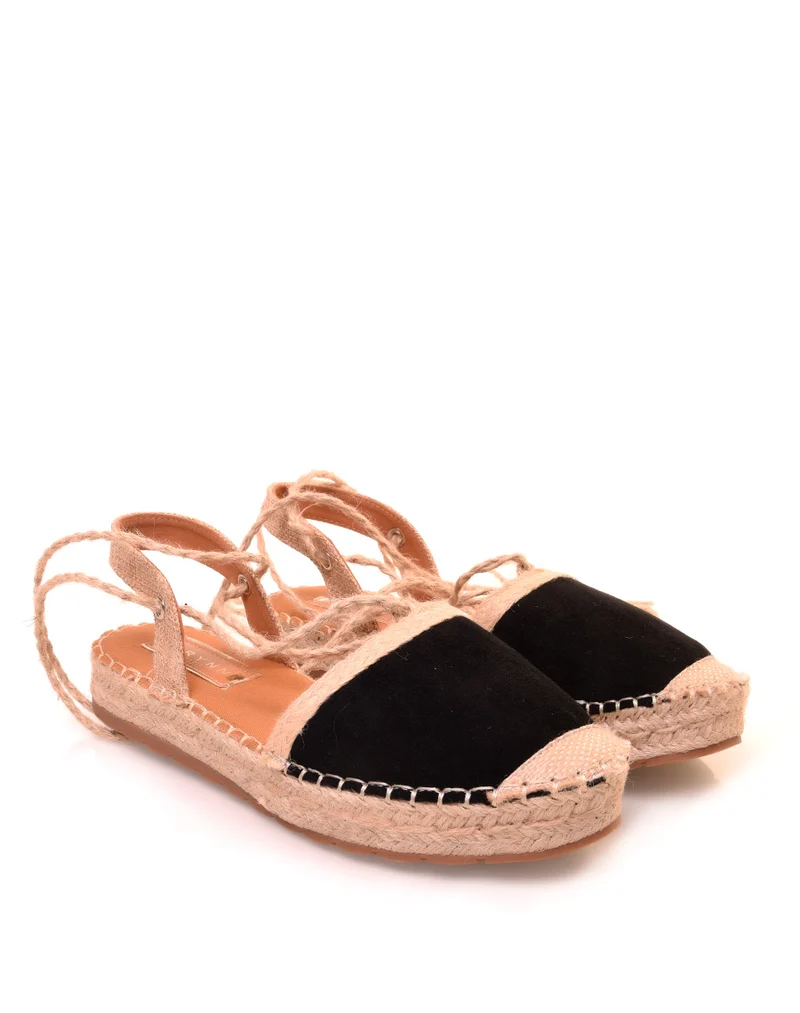 Espadrilles noires et en osier avec des lacets tressés