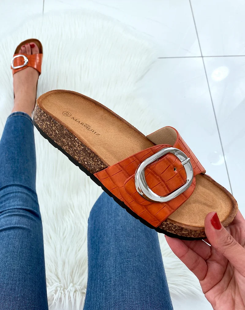Mules oranges effet croco à boucles et à semelles anatomiques