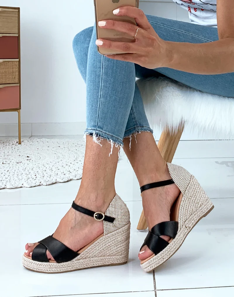 Sandales noires à talons compensés et à lanières croisées
