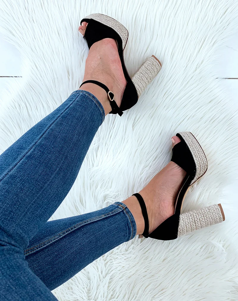 Sandales en suédine noires à talons et plateforme en corde