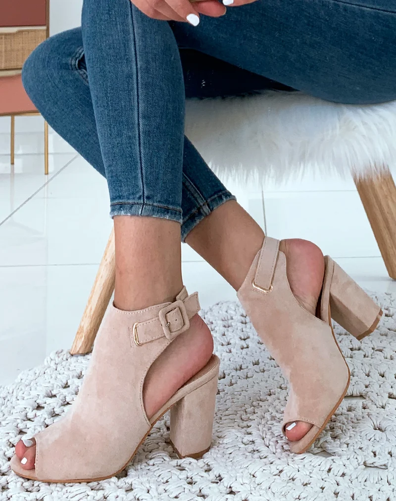 Sandales fermées à talons beiges en suédine