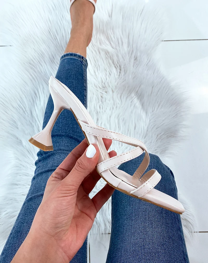Sandale beige à talon évasé