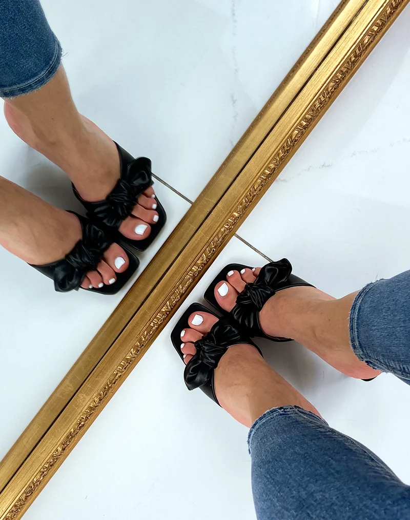 Mules à talon et à noeud noir