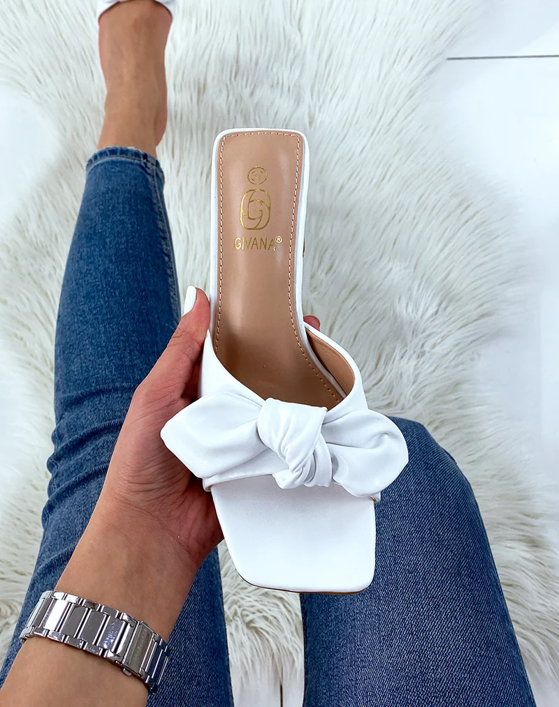 Mules à talon et à noeud blanc