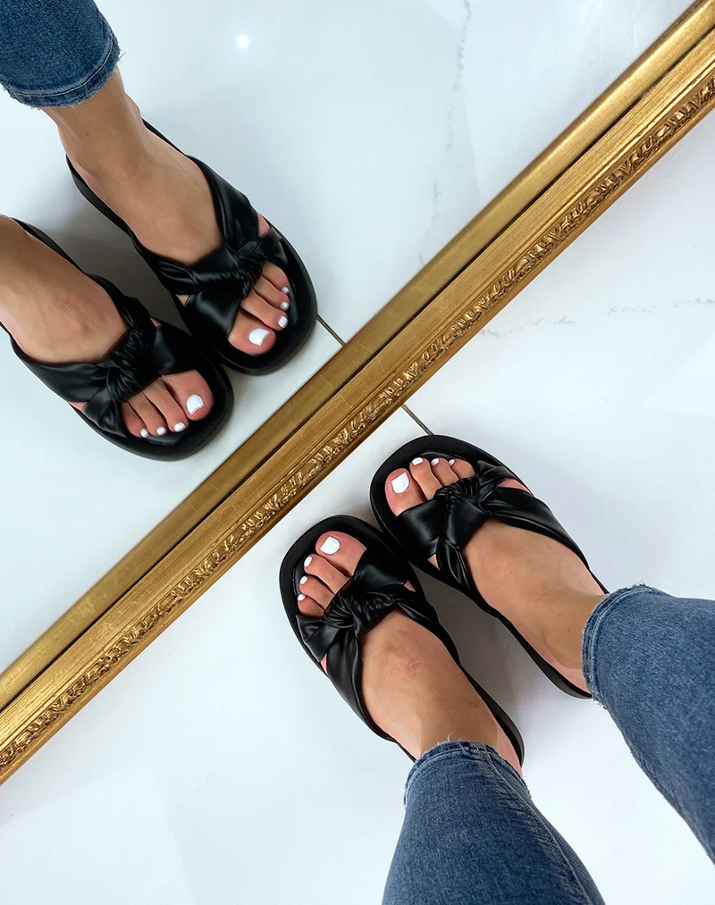 Nu-pieds noirs à brides larges rembourrées