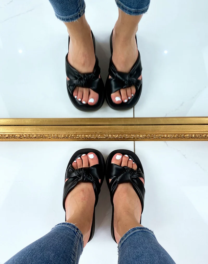 Nu-pieds noirs à brides larges rembourrées