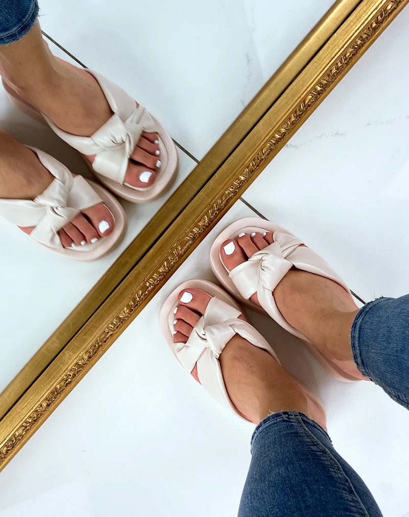 Nu-pieds beige à brides larges rembourrées