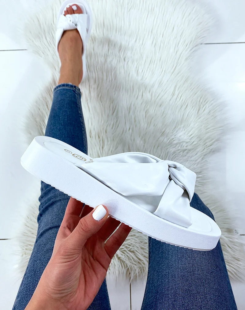 Nu-pieds blancs à brides larges rembourrées