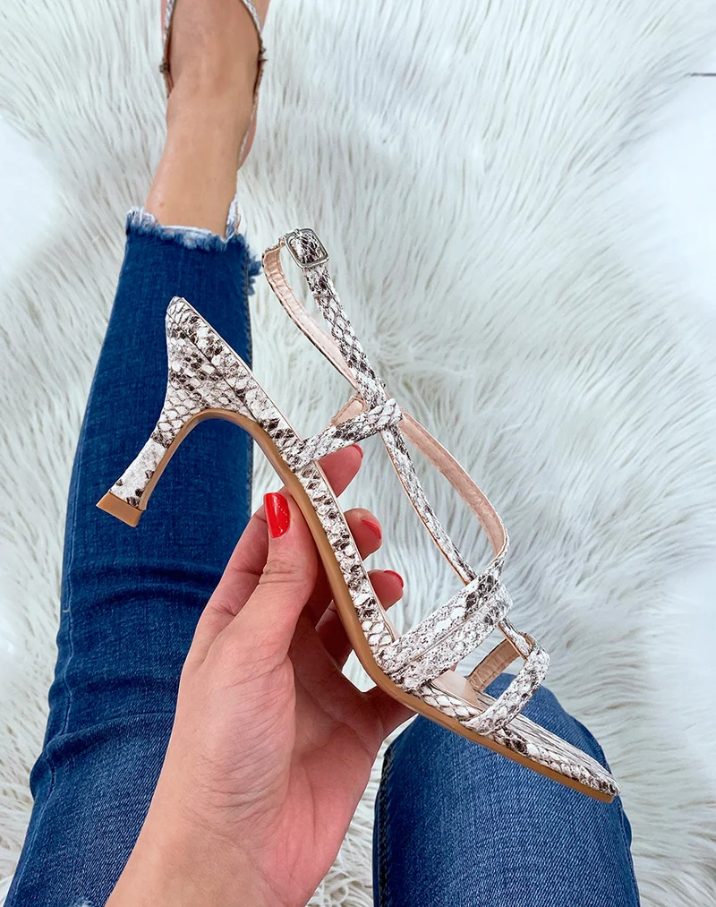 Sandales effet python à petit talon fin et brides croisées