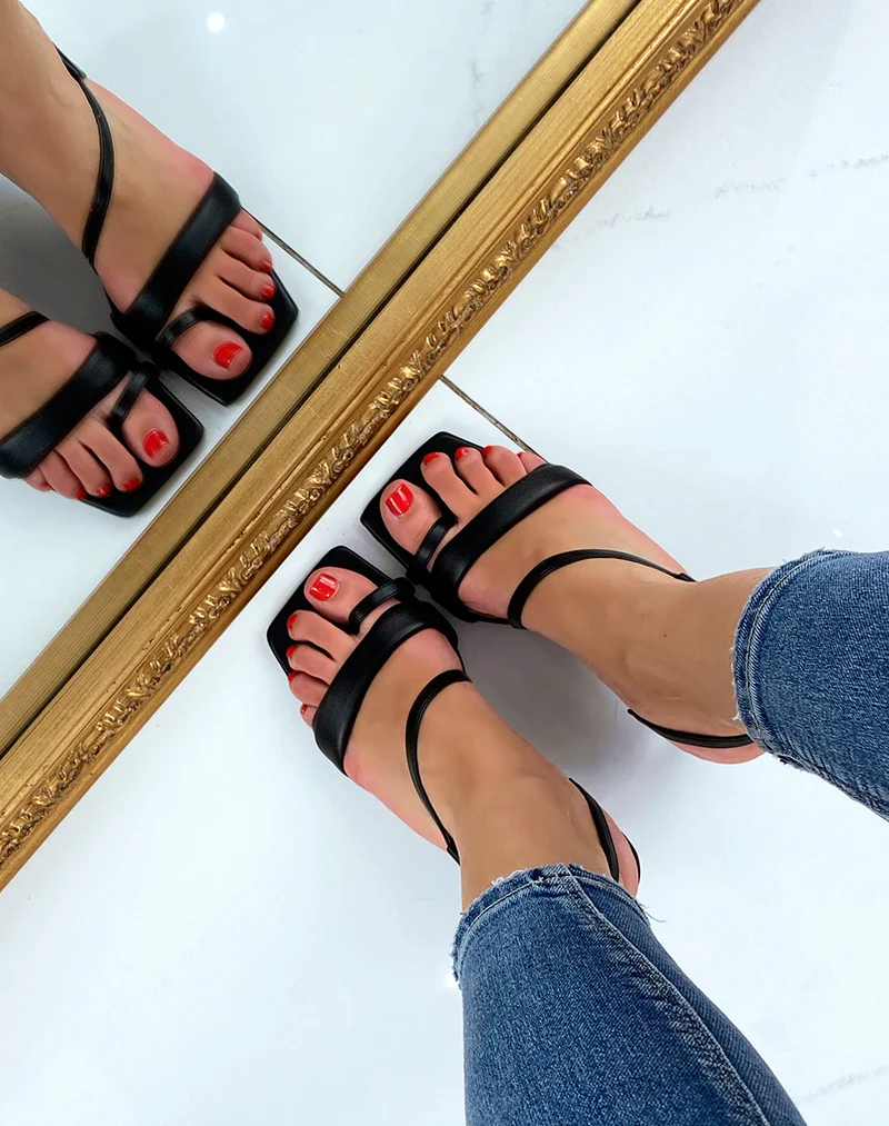 Sandales à talon noires à brides asymétriques