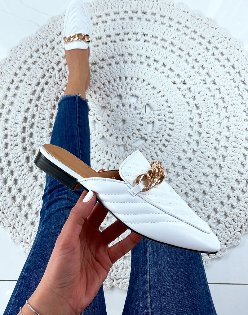 Mule en simili cuir blanche à grosse chaîne