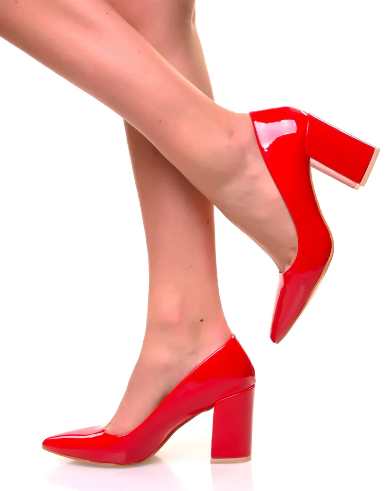 Escarpins vernis rouges à talons carrés et à bouts pointus