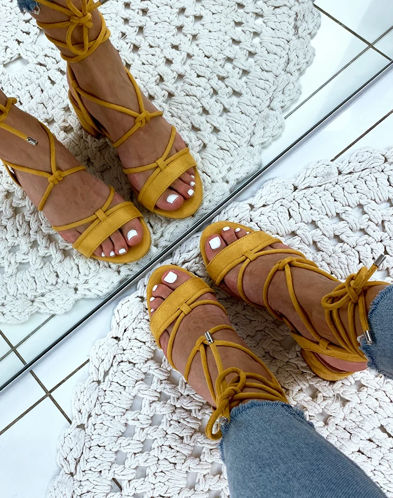 Sandales en suédine jaunes à petits talons et à lacets chevilles