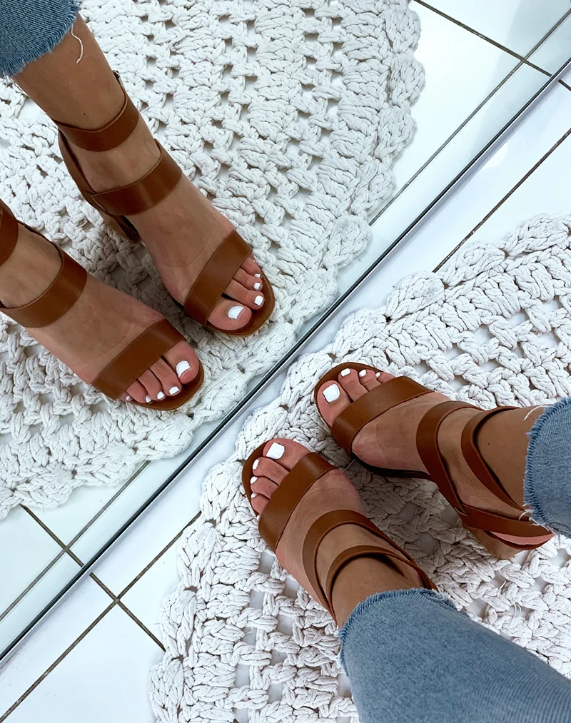 Sandales en similicuir camel à talons carrés et multiples brides