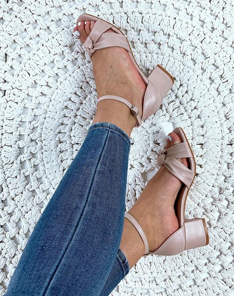 Sandales roses à brides nouées