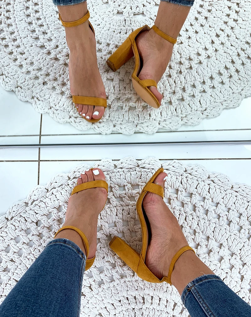 Sandales en suédine jaunes à talons carrés