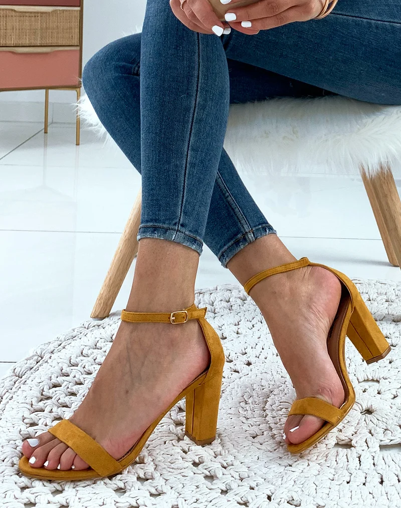 Sandales en suédine jaunes à talons carrés