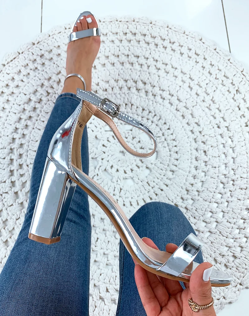 Sandales argentées vernies à talons carrés