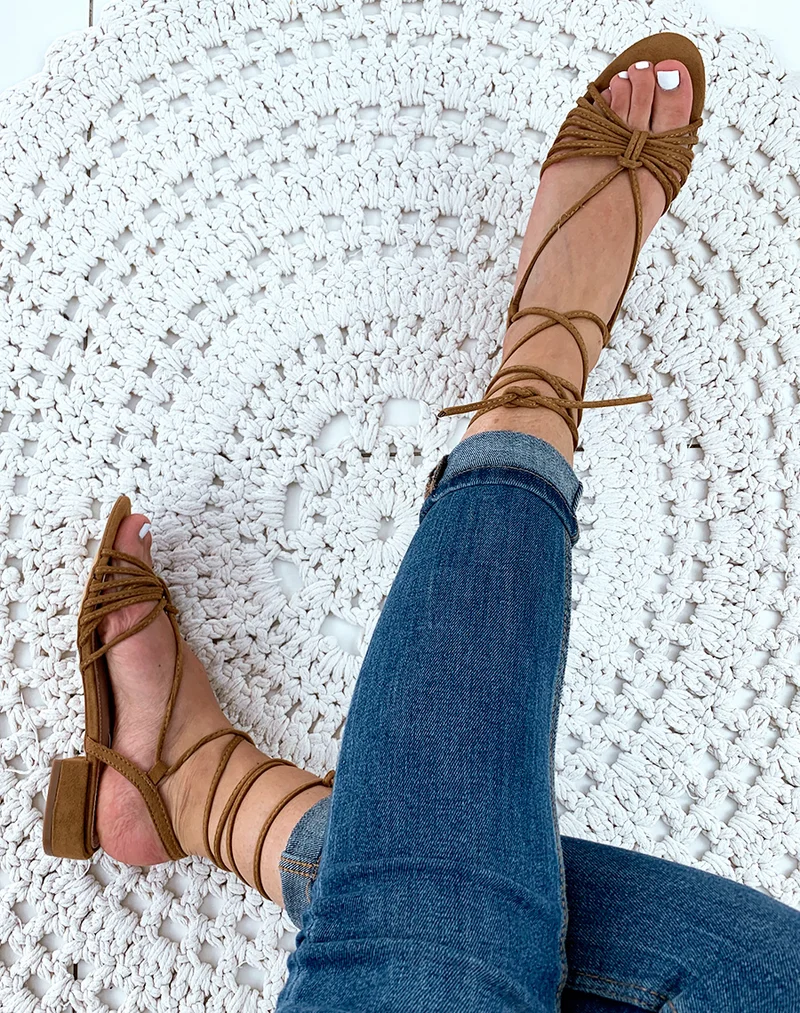Sandales en suédine camel à petits talons et à lacets