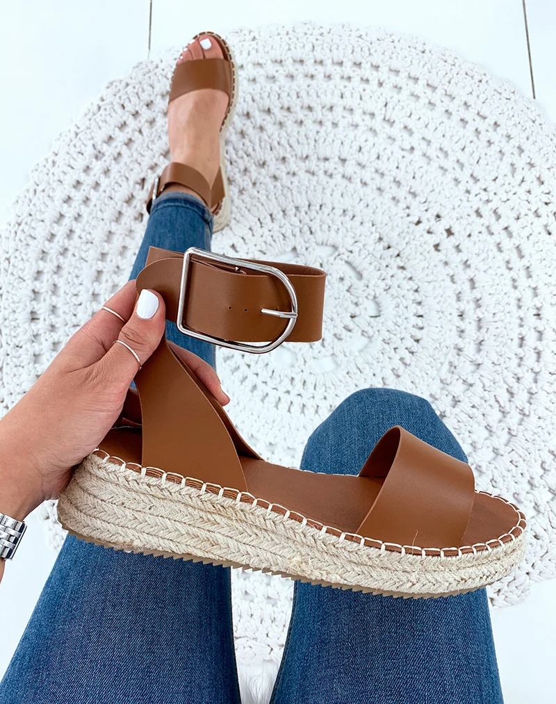 Espadrilles compensées camel à grosse boucle