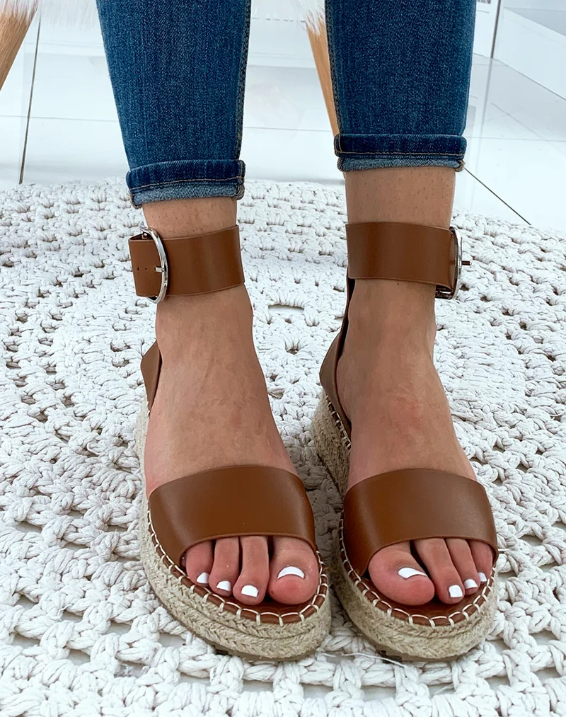 Espadrilles compensées camel à grosse boucle
