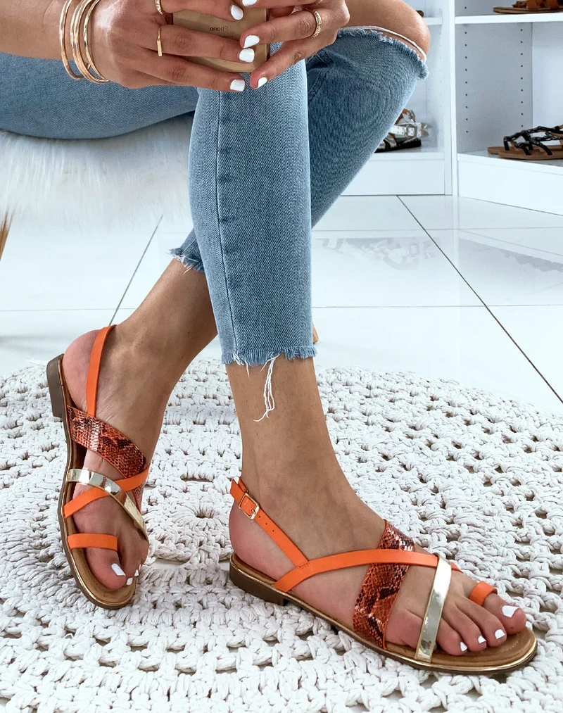 Nu-pieds à multiples lanières entrecroisées oranges dorés et effet python