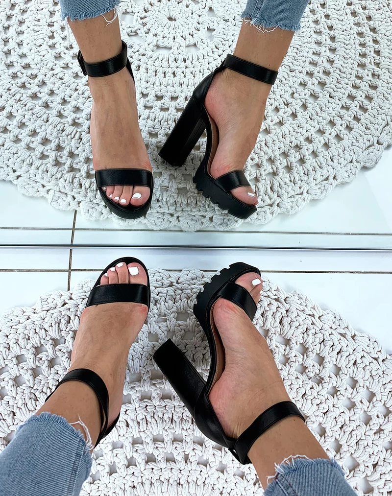 Sandales en similicuir noires à talons et à semelles crantées